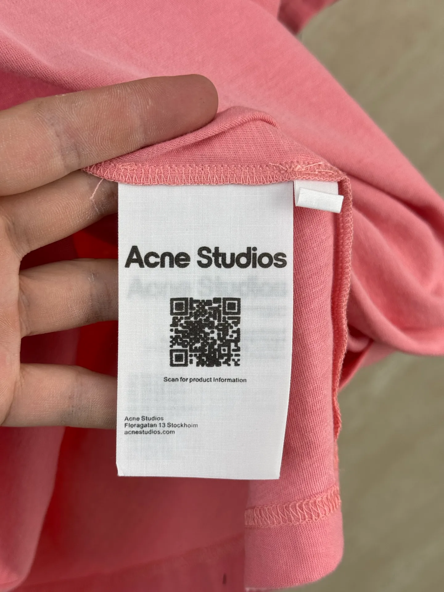 Acne Studio distressed pink fuzzy letter print short-sleeved T-shirt Size: S/M/L/XL Made of 145g/㎡ 85 cotton 15 linen blended jersey jersey. The fabric has been treated with enzyme stone washing and pre-shrinking shaping processes. It combines the softness of cotton and the natural Breathable texture of linen. The fabric surface presents a natural and subtle bamboo texture. The style is a slightly loose straight short long-sleeved cut. The neckline is made of a ribbed crew neck made of this material. The edges of the collar are frayed by hand with distressed raw edges. The inner collar is made of ring-stitched collar technology to resist stretching and sagging for a long time. The front of the body is printed with Retro crack glue printing technology and the ink is treated with aging cracks to restore the worn texture of the vintage. The shoulder seams and side seams are reinforced with four-thread overlock seams, and the cuffs and hem are closed with narrow hems and double-needle flat turning seams. The cotton and linen blended base has a matte washed matte color, with a distressed collar and Retro cracked printing. It combines natural linen and cotton blended fabrics, enzyme washing technology and a relaxed short long-sleeved silhouette, taking into account the suitability for both single wear and inner wear, and fully presents the fine washing and printing process details of Nordic Retro ready-to-wear.